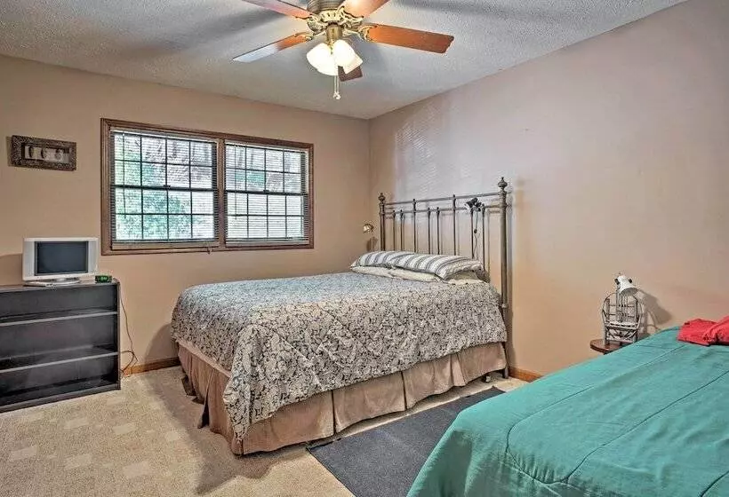 Emerald Gate Farm Cabin W/ On Site Fishing Pond!