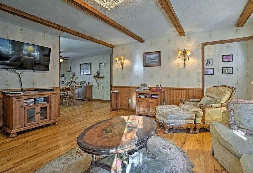 Emerald Gate Farm Cabin W/ On Site Fishing Pond!