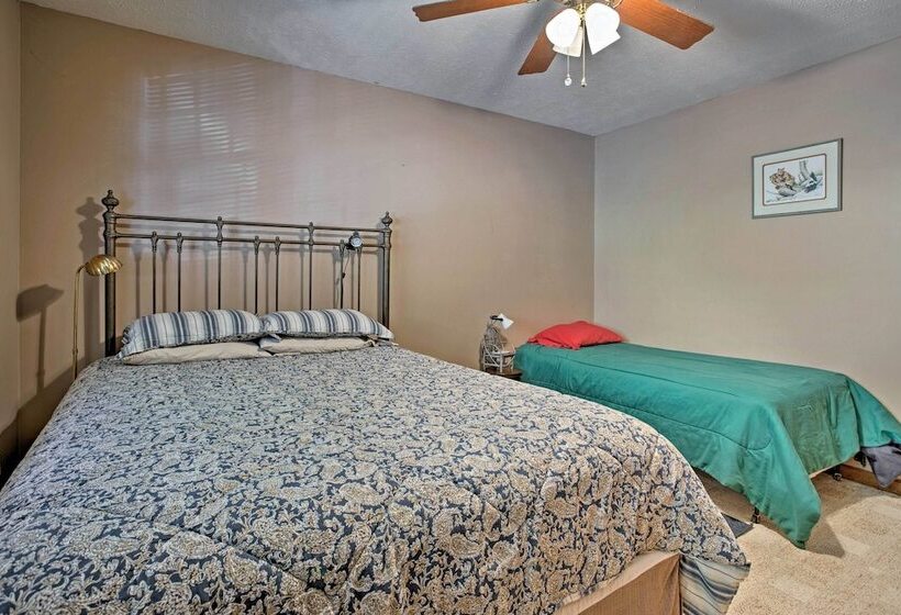 Emerald Gate Farm Cabin W/ On Site Fishing Pond!