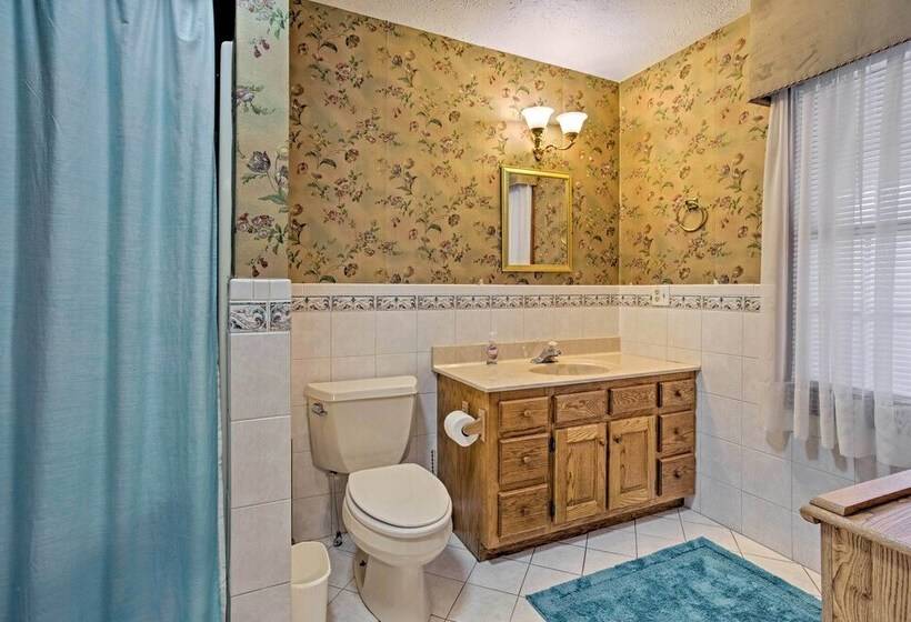 Emerald Gate Farm Cabin W/ On Site Fishing Pond!