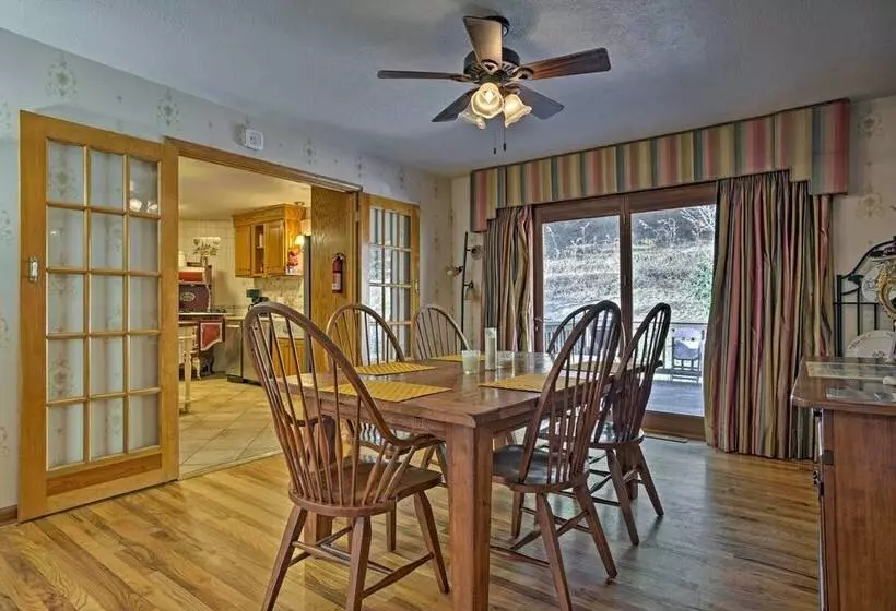 Emerald Gate Farm Cabin W/ On Site Fishing Pond!