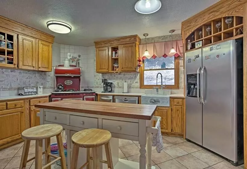 Emerald Gate Farm Cabin W/ On Site Fishing Pond!