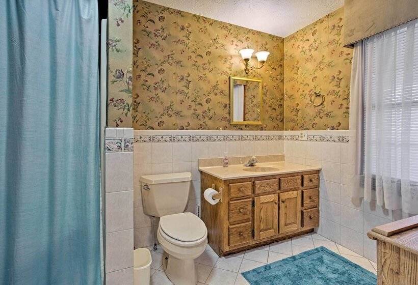 Emerald Gate Farm Cabin W/ On Site Fishing Pond!