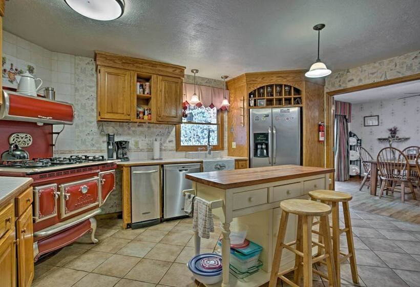 Emerald Gate Farm Cabin W/ On Site Fishing Pond!