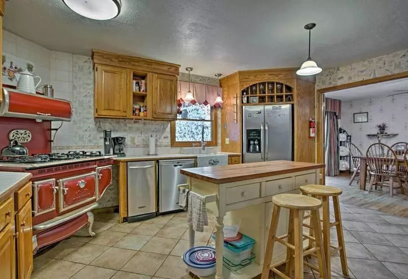 Emerald Gate Farm Cabin W/ On Site Fishing Pond!