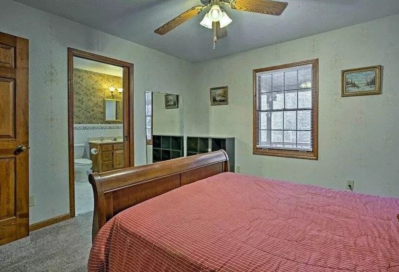 Emerald Gate Farm Cabin W/ On Site Fishing Pond!