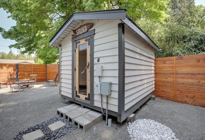 Farmhouse W/ Private Hot Tub < 1 Mile To Birch Bay