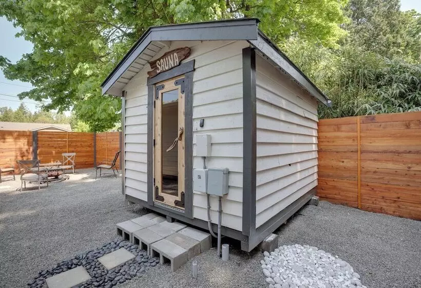 Farmhouse W/ Private Hot Tub < 1 Mile To Birch Bay