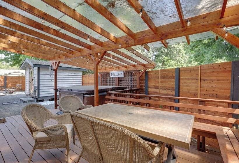 Farmhouse W/ Private Hot Tub < 1 Mile To Birch Bay