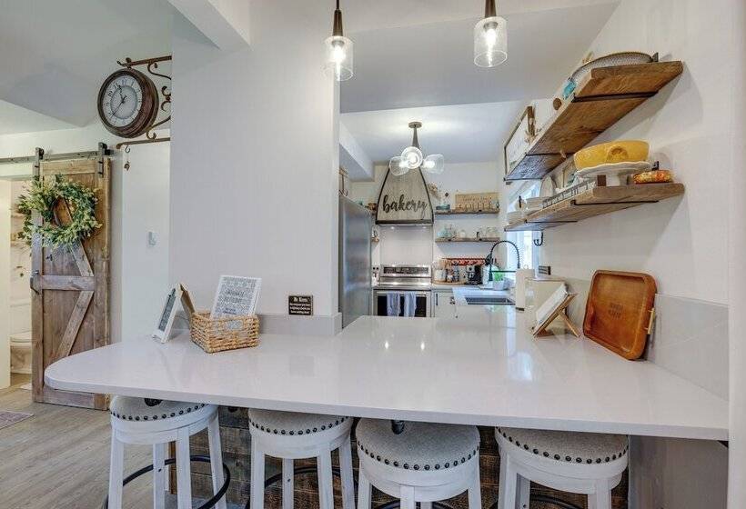 Farmhouse W/ Private Hot Tub < 1 Mile To Birch Bay