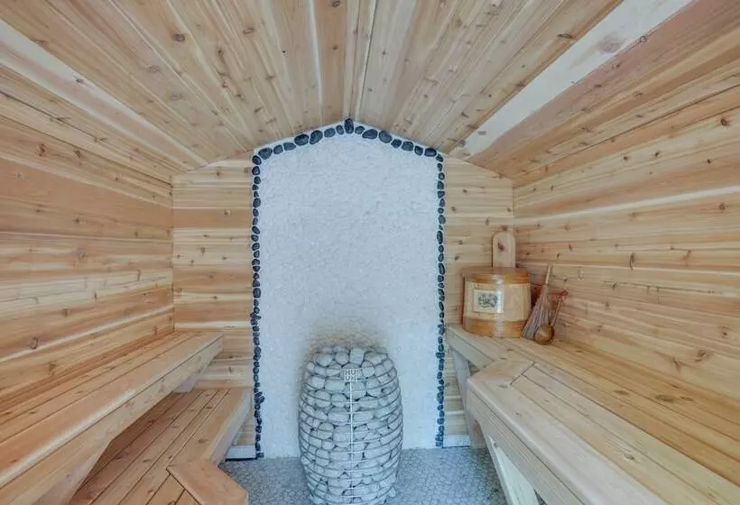 Farmhouse W/ Private Hot Tub < 1 Mile To Birch Bay