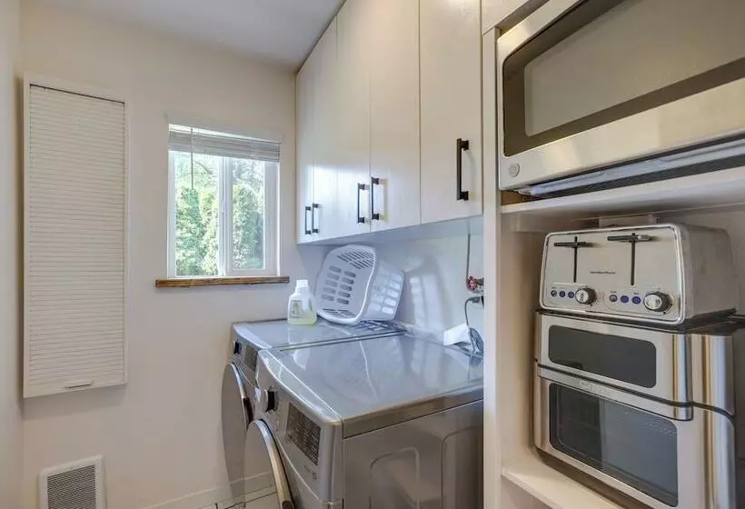 Farmhouse W/ Private Hot Tub < 1 Mile To Birch Bay