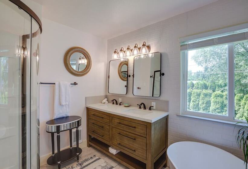 Farmhouse W/ Private Hot Tub < 1 Mile To Birch Bay