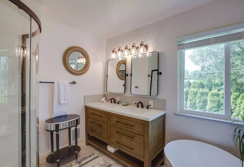 Farmhouse W/ Private Hot Tub < 1 Mile To Birch Bay