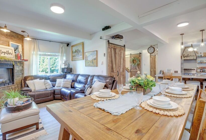Farmhouse W/ Private Hot Tub < 1 Mile To Birch Bay