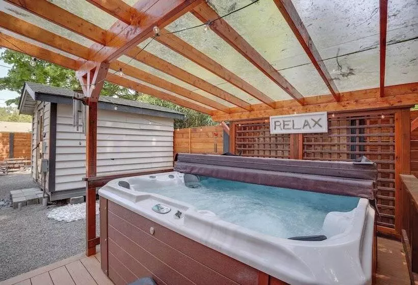 Farmhouse W/ Private Hot Tub < 1 Mile To Birch Bay