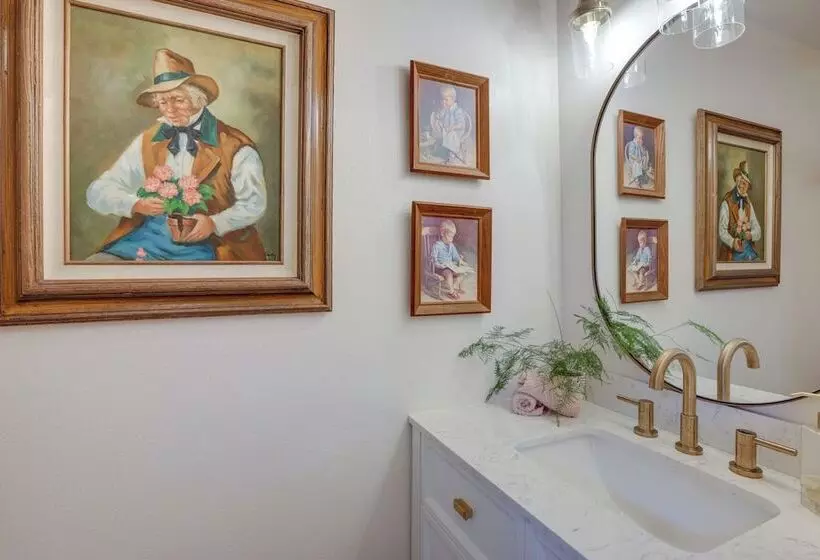 Farmhouse W/ Private Hot Tub < 1 Mile To Birch Bay