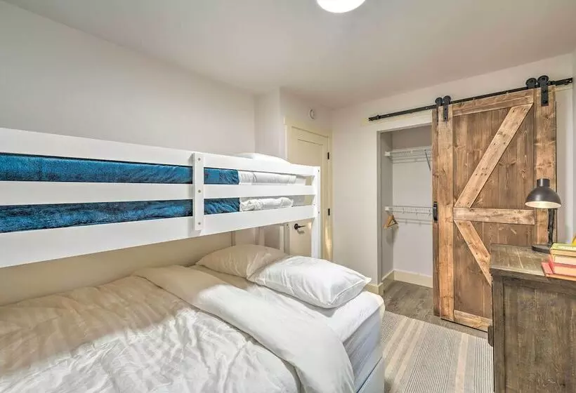 Farmhouse W/ Private Hot Tub < 1 Mile To Birch Bay