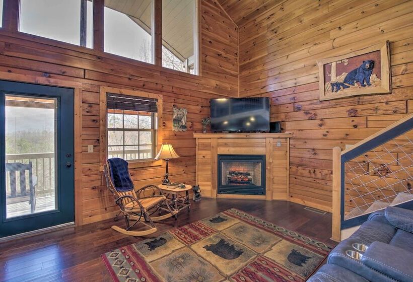 Gatlinburg Cabin W/ Pool Table & Hot Tub!