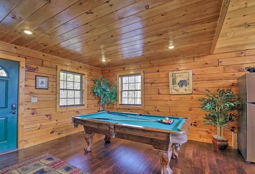 Gatlinburg Cabin W/ Pool Table & Hot Tub!