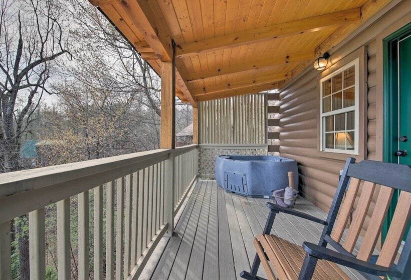 Gatlinburg Cabin W/ Pool Table & Hot Tub!