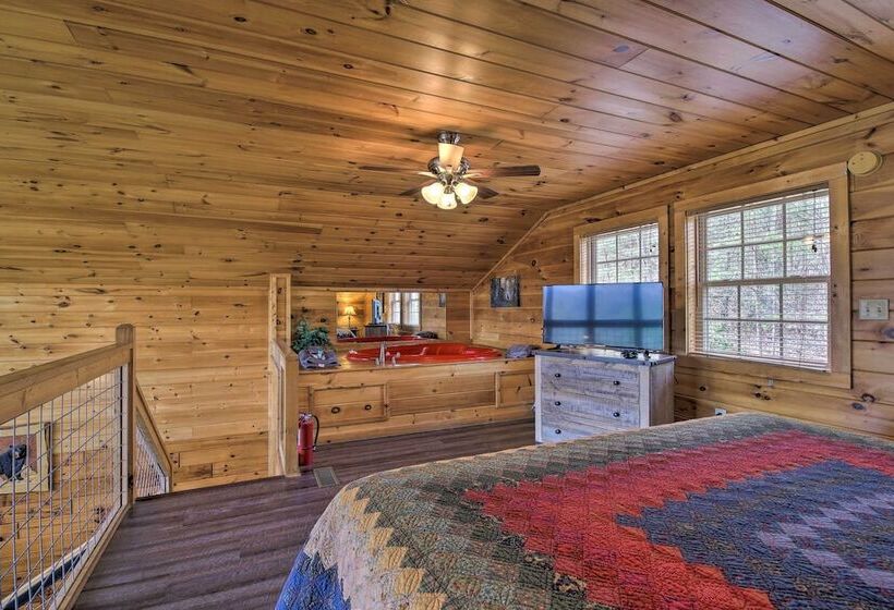Gatlinburg Cabin W/ Pool Table & Hot Tub!
