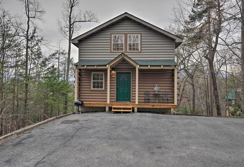 Gatlinburg Cabin W/ Pool Table & Hot Tub!