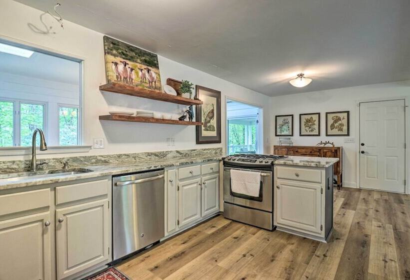 Highlands Cottage W/ Sunroom ~ 1 Mile To Downtown!