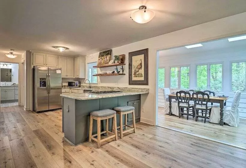 Highlands Cottage W/ Sunroom ~ 1 Mile To Downtown!