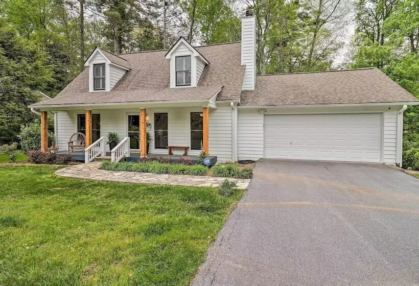 Highlands Cottage W/ Sunroom ~ 1 Mile To Downtown!