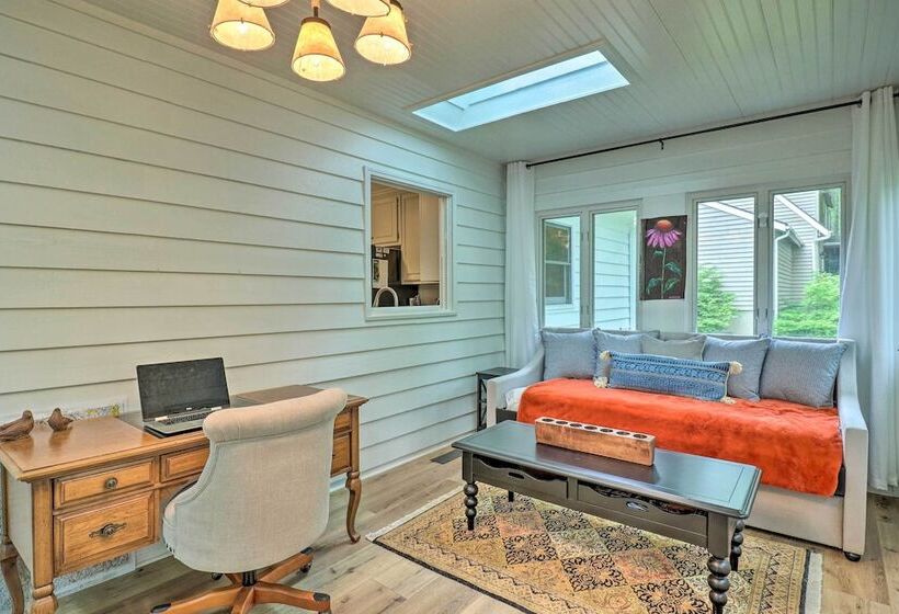 Highlands Cottage W/ Sunroom ~ 1 Mile To Downtown!