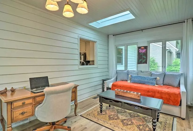 Highlands Cottage W/ Sunroom ~ 1 Mile To Downtown!