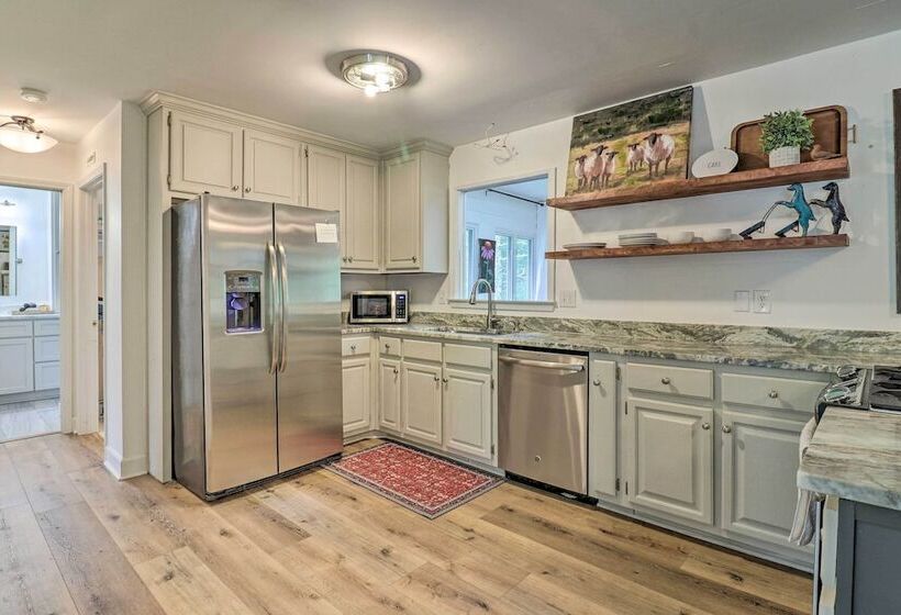 Highlands Cottage W/ Sunroom ~ 1 Mile To Downtown!