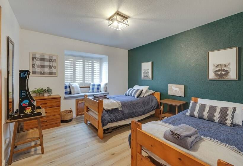 Hikers Escape Home Near Beach, Golf & Yosemite