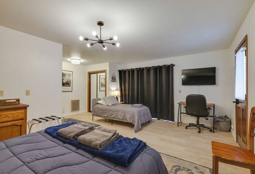 Hikers Escape Home Near Beach, Golf & Yosemite