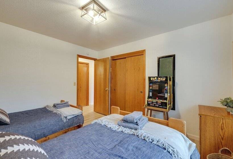 Hikers Escape Home Near Beach, Golf & Yosemite