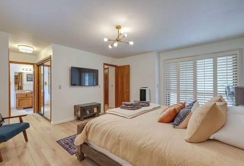 Hikers Escape Home Near Beach, Golf & Yosemite