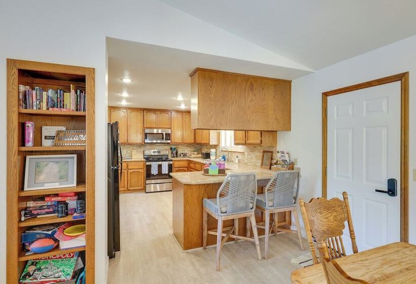 Hikers Escape Home Near Beach, Golf & Yosemite