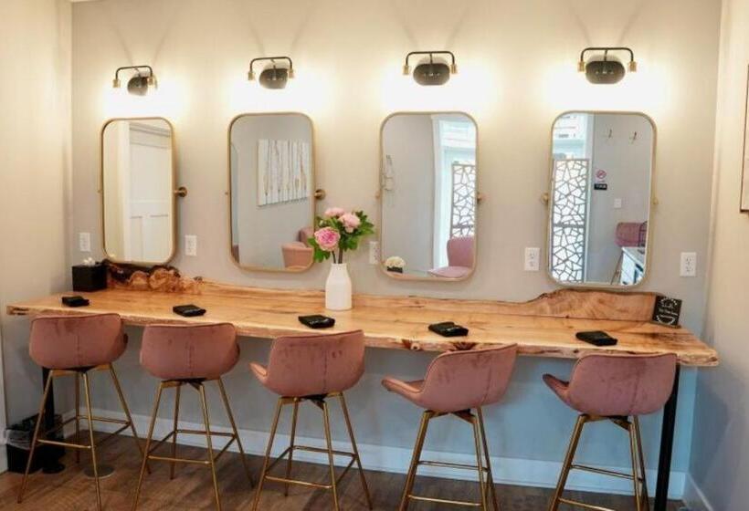 簡易ホテル Tall Oaks Resort