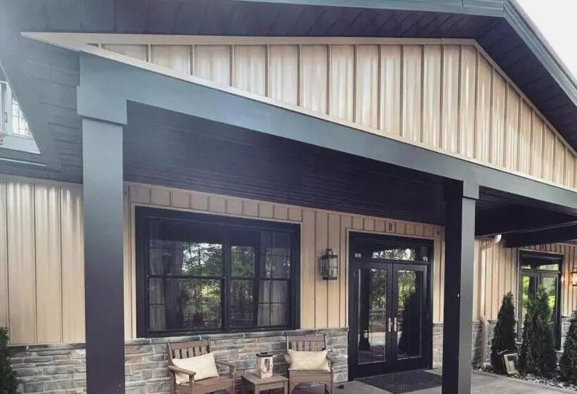 Hostelli Tall Oaks Resort