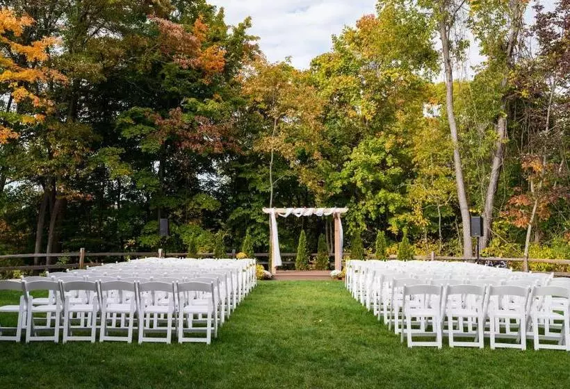 Hostelli Tall Oaks Resort