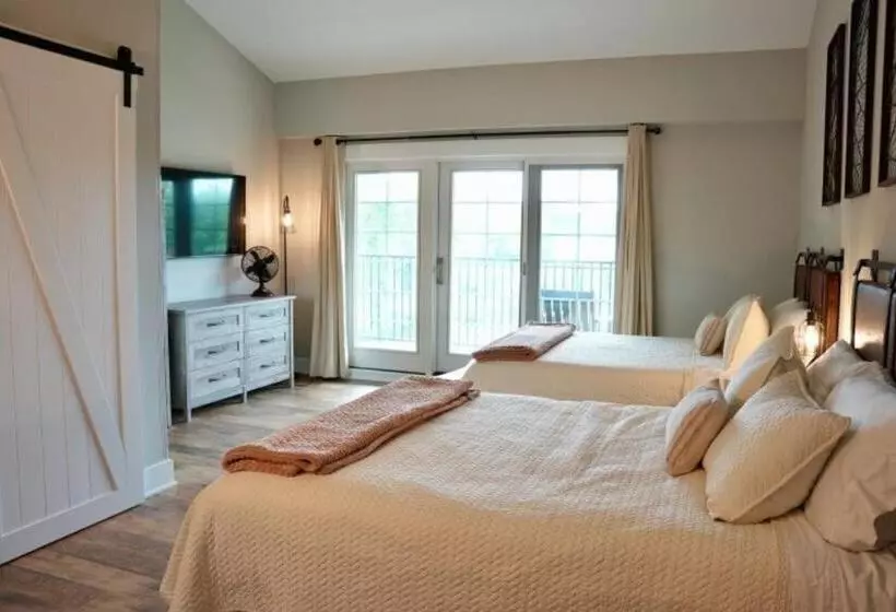 Hostelli Tall Oaks Resort