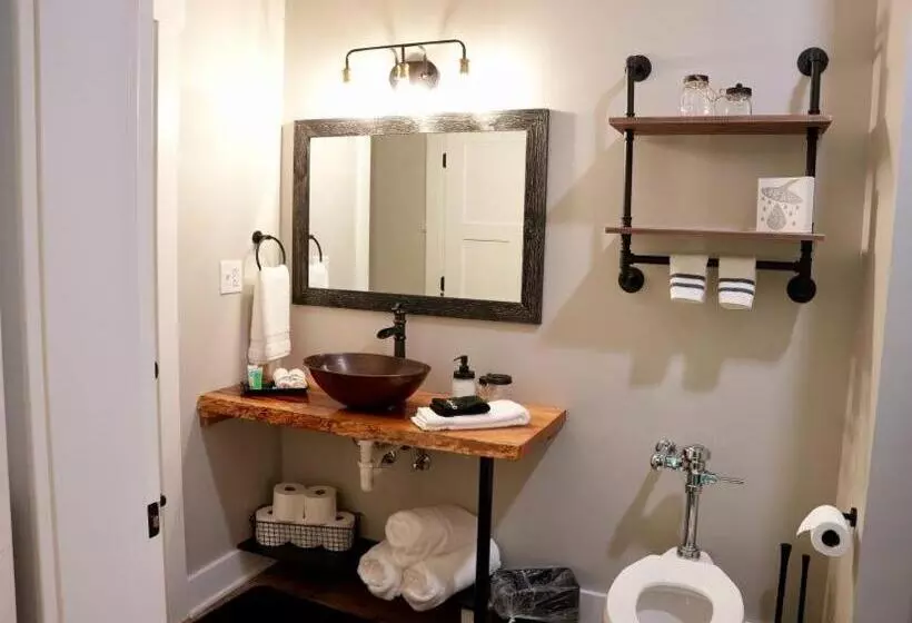 Hostelli Tall Oaks Resort