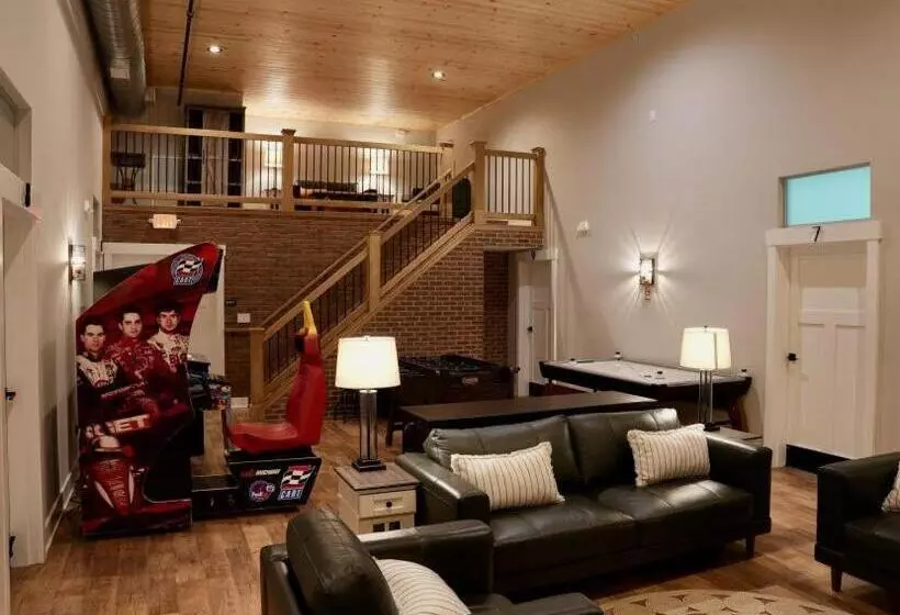 Hostelli Tall Oaks Resort