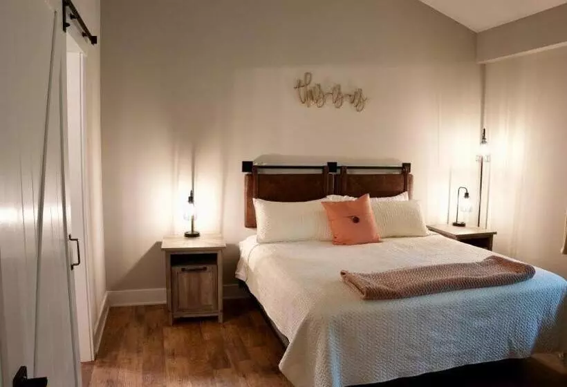 Hostelli Tall Oaks Resort