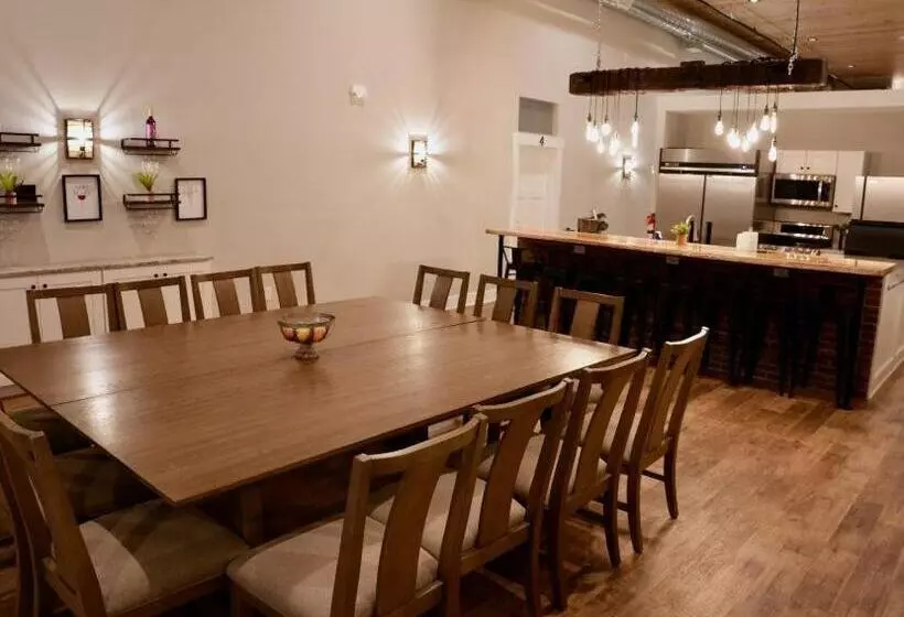 Hostelli Tall Oaks Resort