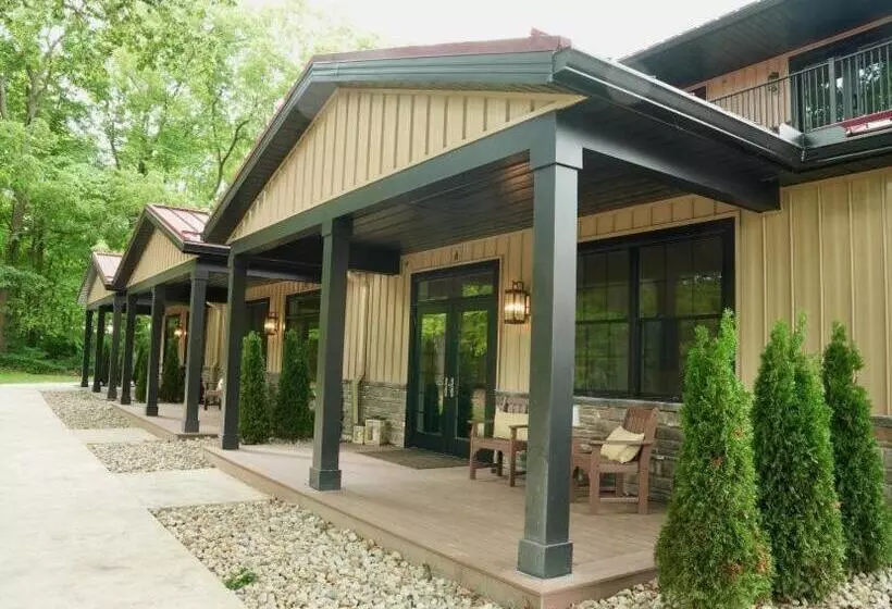 Hostelli Tall Oaks Resort