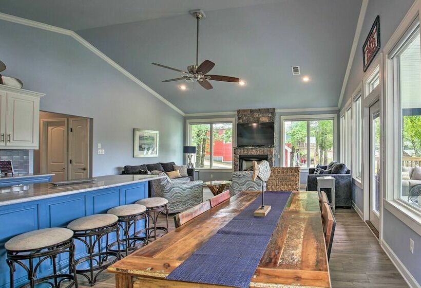 Lakefront Home W/ Outdoor Living, Kayaks + Dock!