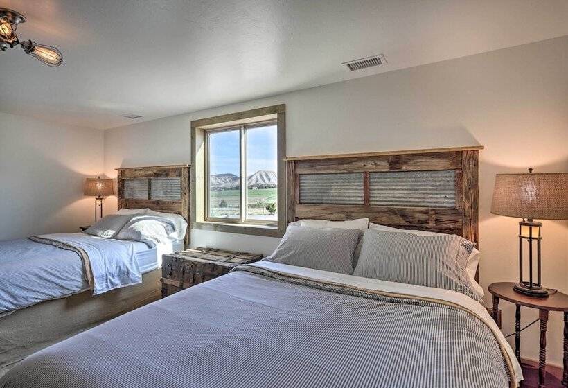 Montrose Barndominium On 7 Acres With Views!