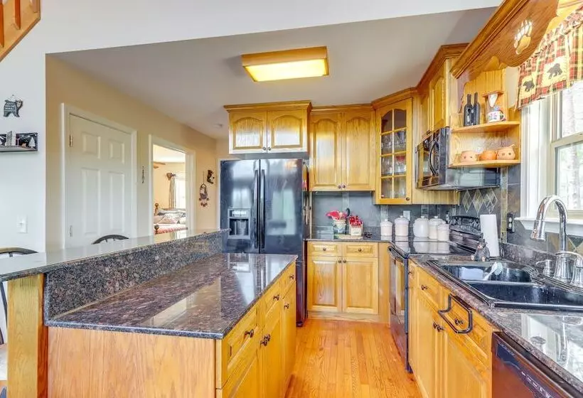 Peaceful Cabin Retreat   9 Mi To Murphy!